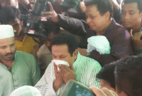 দাফনের সময় কান্নায় ভেঙে পড়েন বাপ্পারাজ ও বাপ্পি