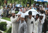 নায়কদের কাঁধে নায়করাজের দেহ