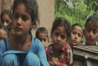 কবে ‘স্যার’ আসবেন? দিনের পর দিন স্কুলের বাইরে অপেক্ষায় শিশুরা