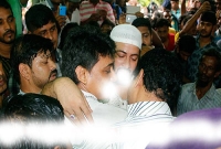 বনানী কবরস্থানে জায়েদ খানকে জড়িয়ে ধরে কাঁদেন শাকিব খান