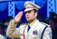 বহু নারীর রাতের ঘুম কেড়ে নিয়েছেন যে পুলিশ অফিসার!