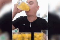 ইন্টারনেটে বিখ্যাত হতে ৫০টি কাঁচা ডিম খেলেন যিনি!