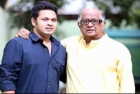 আমার পাশে এখন আর বাবা নামাজ পড়েন না : সম্রাট