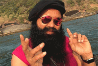 ধর্মগুরু রাম রহিমের অনুগামীদের হাতে ছিল একে–৪৭ ও পিস্তল!‌