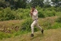 ৪০০ শিক্ষার্থীকে বাঁচাতে ভয়ঙ্কর বোমা কাঁধে নিয়ে ছুটলেন ইনি