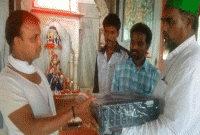 মন্দির কর্তৃপক্ষকে লাউডস্পিকার কিনে দিলেন মুসলিমরা