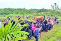 শিশুদের লক্ষ্য করে বেপরোয়া গুলি, জ্বালিয়ে দিচ্ছে গ্রামের পর গ্রাম