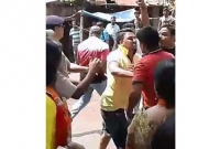 হাফ-প্যান্ট পরে কাউন্সিলরের দাদাগিরি! দাঁড়িয়ে দাঁড়িয়ে দেখলো পুলিশ