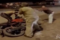 মাঝ রাস্তায় লাঠি কেড়ে নিয়ে পুলিশ পেটালেন মাতাল