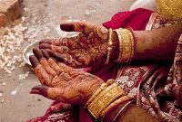 প্রেমিকের বয়স২২, তাকে বিয়ের জন্য ৫৫ বছরের প্রেমিকা যা করলেন