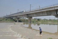 যমুনা নদীর উপর হঠাৎ দেখা মিলল রহস্যময় রাস্তার!