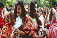 কোরবানির মাংস গরীব-দুঃখীদের মধ্যে বিলিয়ে দিয়ে মুখে হাসি ফোটালেন পরীমণি