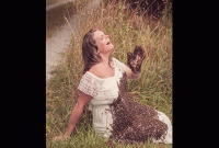 ফটোশুটে গর্ভবতী নারীর সঙ্গে ২০ হাজার জীবন্ত মৌমাছি