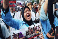 রোহিঙ্গা মুসলমানকে হত্যা বন্ধের দাবিতে ইন্দোনেশিয়ায় বিক্ষোভ, অং সান সুচির পোস্টার পায়ের নিচে