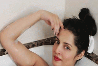 বাথটবে সম্পূর্ণ খোলামেলা হয়ে গর্ভাবস্থাকে সেলিব্রেট করলেন সেলিনা