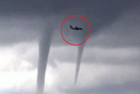 মাঝ সমুদ্রে টর্নেডো, তার মাঝখান দিয়েই উড়ল বিমান