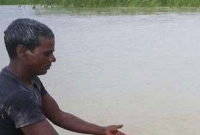 নেই দাফনে জমিটুকু, মৃত সন্তানকে পানিতেই ভাসালেন বাবা!