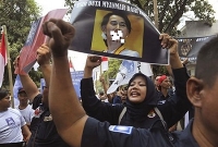 রোহিঙ্গা নির্যাতনের প্রতিবাদে ২ মহাদেশে বিক্ষোভ শুরু, পোস্টারে সুচির মুখে রক্ত