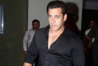 যে কারণে অতিথির হাত থেকে ফোন নিয়ে আছড়ে ভাঙলেন সালমান!