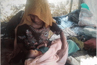 পাহাড়ের চূড়ায় প্রথম সন্তানের মা হলেন রোহিঙ্গা নূর বিবি