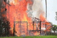 মিয়ানমারে রোহিঙ্গা মুসলমানদের ঘরবাড়ি জ্বালিয়ে দিচ্ছে কারা?