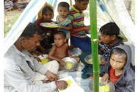 দুই দিন পর এক প্যাকেট ভাত পেল ৮ সদস্যের পরিবার দুই দিন পর এক প্যাকেট ভাত পেল ৮ সদস্যের পরিবার