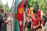 ‘আমরা ক্ষুধার্ত, খাবার দিন’ : ত্রাণ ও সাহায্যের জন্য রোহিঙ্গাদের ৪ কি.মি দীর্ঘ লাইন!  ‘আমরা ক্ষুধার্ত, খাবার দিন’ : ত্রাণ ও সাহায্যের জন্য রোহিঙ্গাদের ৪ কি.মি দীর্ঘ লাইন!