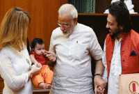 মেয়ে হওয়ার খুশিতে মোদিকে মিষ্টিমুখ করালেন আদনান সামি