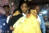 কান্নারত রোহিঙ্গা নারী ও পুরুষদের বুকে টেনে নিলেন মোফাজ্জল হোসেন চৌধুরী মায়া কান্নারত রোহিঙ্গা নারী ও পুরুষদের বুকে টেনে নিলেন মোফাজ্জল হোসেন চৌধুরী মায়া
