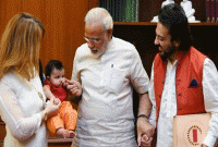 মেয়ে হওয়ার খুশিতে প্রধানমন্ত্রীর সঙ্গে দেখা করে মিষ্টিমুখ করালেন আদনান সামি