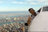 জীবন ঝুঁকি নিয়ে মাঝ আকাশে এ কেমন সেলফি পাইলটের!