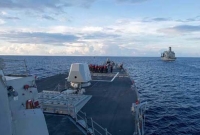 মাঝ সমুদ্রে যুদ্ধের উত্তেজনা! মার্কিন যুদ্ধজাহাজের গতিরোধ করলো ইরানি যুদ্ধজাহাজ