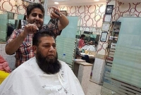  একসঙ্গে ১৫টা কাঁচি চালাতে পারেন এই পাকিস্তানি নাপিত!