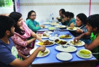 ভুলেও খাবার ছেড়ে মাঝপথে উঠবেন না! জেনে নিন উঠলে কি হয়?