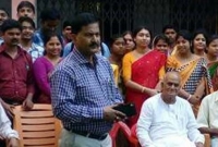 রাতে কলেজের বন্ধ ঘরের মধ্যে যুবতির সঙ্গে অধ্যক্ষকে হাতেনাতে ধরলো গ্রামবাসী