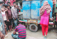 অনৈতিক কর্মকাণ্ড! যুবক-যুবতীকে শিকলে বেঁধে নির্যাতন!