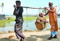   ভয়াবহ বিপর্যয়ের মধ্যেও মা-বাবার খেদমত যেভাবে করছে রোহিঙ্গারা