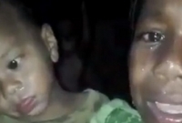 ছোট ভাইকে কোলে নিয়ে দীর্ঘ পথ পাড়ি দিয়েছে বাবা-মা হারা রোহিঙ্গা শিশুটি