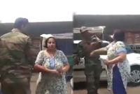 ভারতীয় এক সেনাকে প্রকাশ্যে চড়-থাপ্পড় মহিলার, কিন্তু কেন?