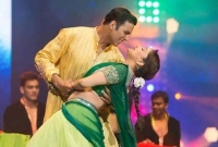 ফের অক্ষয়ের সঙ্গে মাধুরীর অন্তরঙ্গদৃশ্য ভাইরাল!