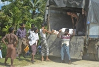 বুথিয়াডাউং এলাকায় মুসলমানদের মাঝে ত্রাণ বিতরণ করলেন মিয়ানমারের রাখাইন রাজ্য সরকার!