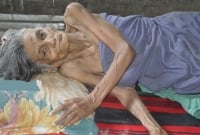 ‘সেই মায়ের’ চিকিৎসা শুরু: স্কুল শিক্ষিকা মেয়েকে শোকজ, পুত্রদ্বয়ের বিরুদ্ধে ব্যবস্থা