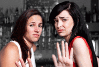 ছেলেদের দিকে তাকিয়ে এই ১০টি অদ্ভুত জিনিস সবার আগে দেখে মেয়েরা