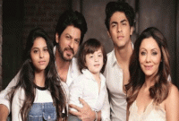 বাবার মতো অল্প বয়সে সন্তানদের ছাড়তে চান না শাহরুখ খান