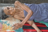 অবশেষে বৃদ্ধ ভিখারি মায়ের স্কুলশিক্ষিকা কন্যা যা বললেন !