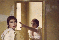 জানালা থেকে দেখা যায় এমন জায়গায় আয়না রাখা ঠিক নয়!