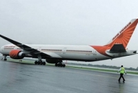 ১৮৩ যাত্রী নিয়ে রানওয়ে থেকে ছিটকে পড়ল বিমান