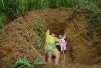 যে কারণে খোঁড়া কবরে প্রতিদিন সময় কাটান বাবা-মেয়ে, জানলে কাঁদবেন আপনিও