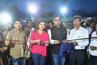 ফিতা কেটে পূজা উদ্বোধন করলেন জয়া আহসান
