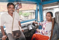 এক বাস চালক সংগ্রামী নারীর জীবনের গল্প